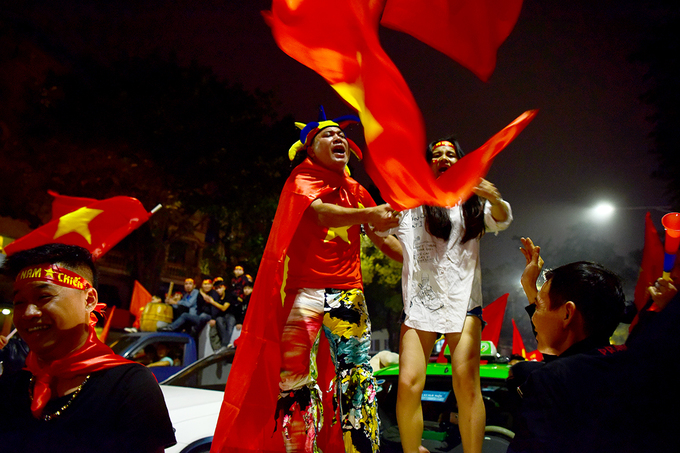 Đêm không ngủ của người hâm mộ bóng đá ở Hà Nội